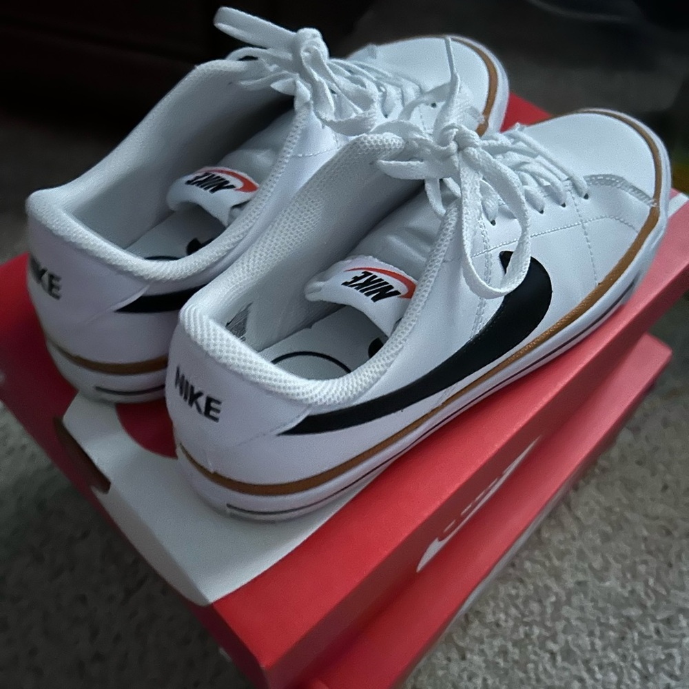 Nike White and Black Sneakers